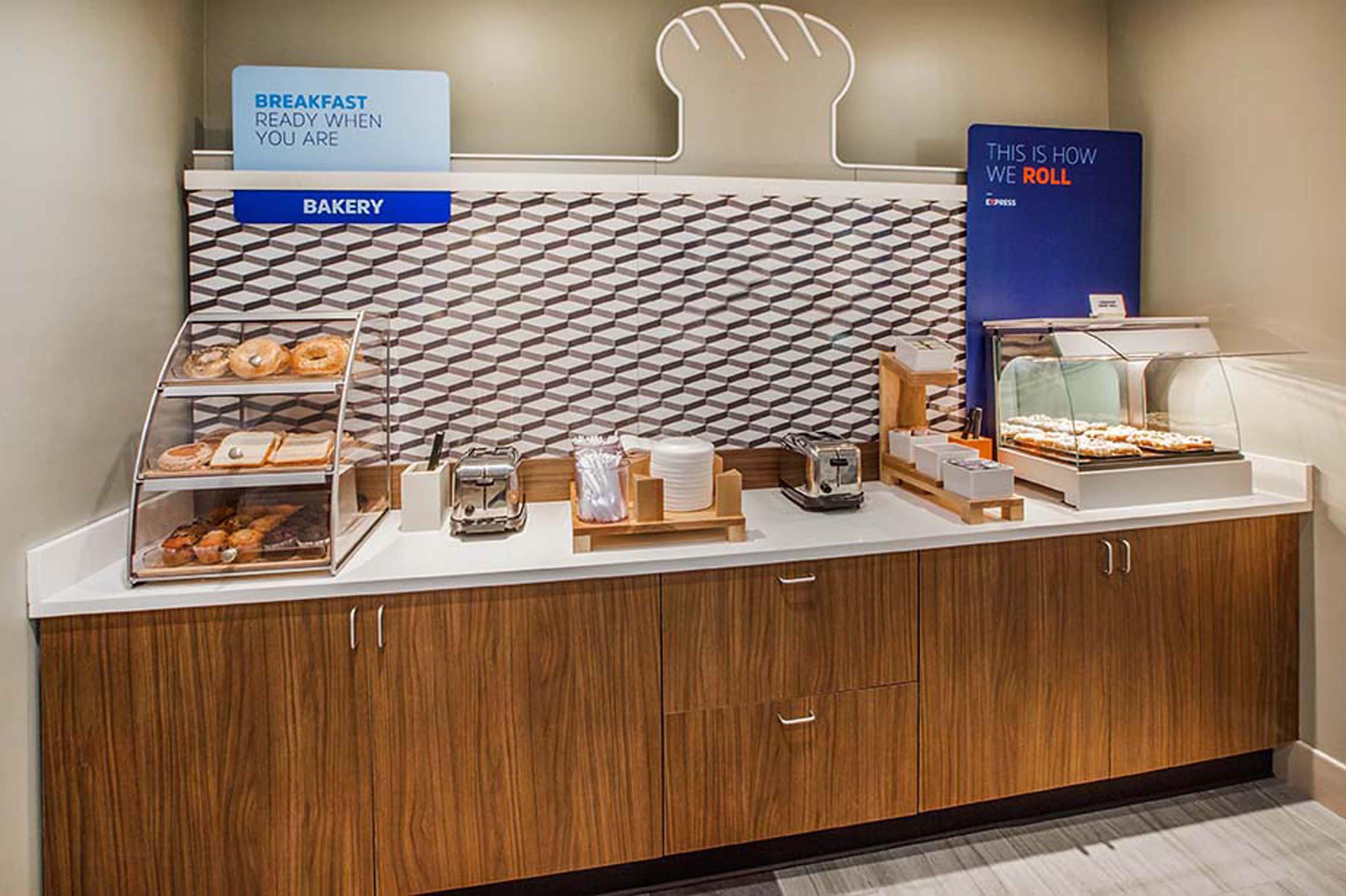 Holiday Inn Express & Suites Columbus North By Ihg Esterno foto
